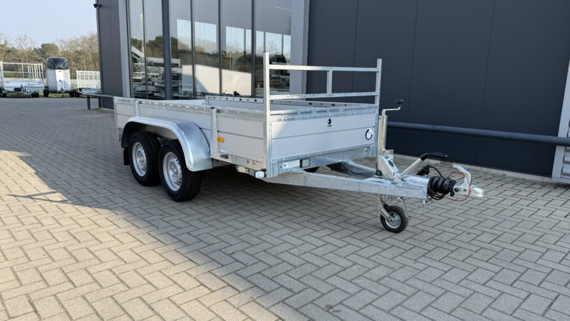 Stalen aanhangwagen met dubbele assen voor transport en opslag.