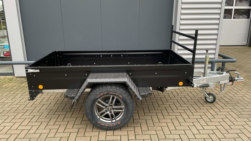 Betrouwbare zwarte aanhangwagen met enkel wiel, geschikt voor transport.