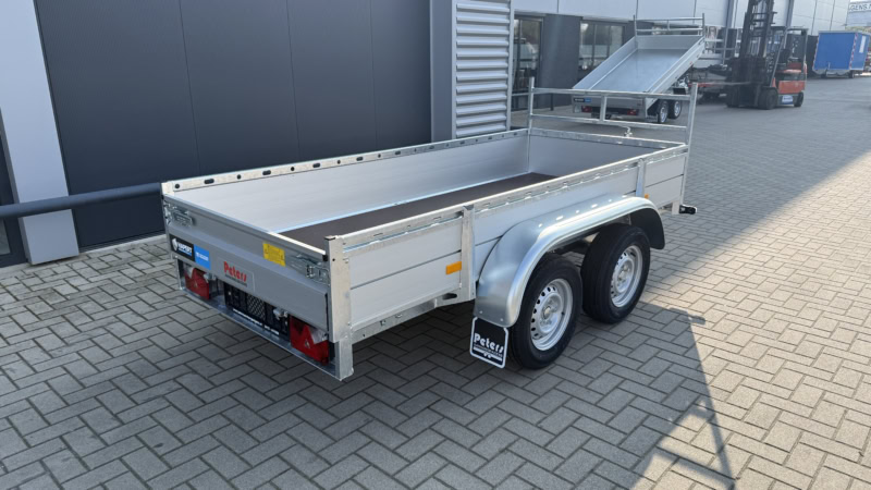 Aanhangwagen met dubbele wielen en aluminium zijpanelen, ideaal voor transport en opslag.