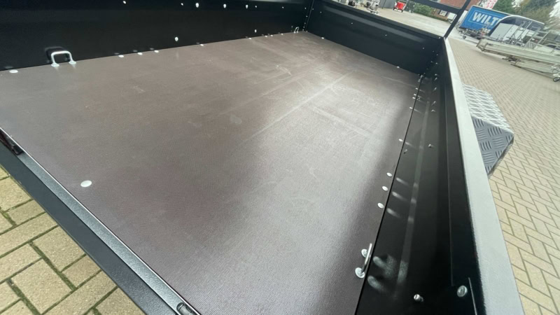 Robuuste laadbak voor aanhangwagen, geschikt voor diverse ladingen.