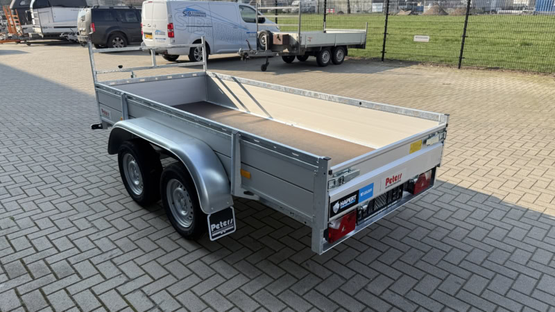 Veetrailer met dubbele assen en open laadvlak.