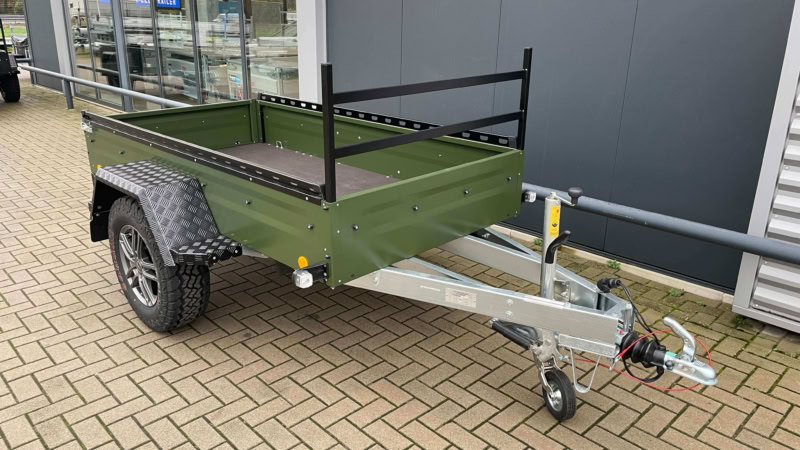 Veetrailer met groene laadbak en stevige wielen.