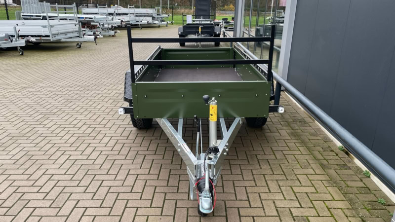 Groene veetrailer voor aanhangwagen, geschikt voor transport.