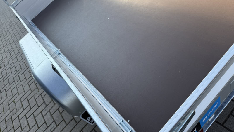 Vrachtwagenaanhanger met vlakke laadbak voor transport en logistiek.