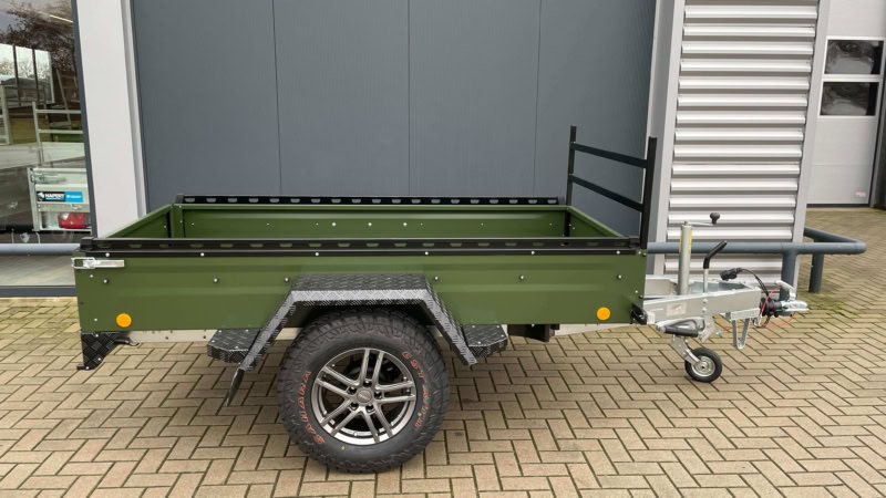 Veetrailer voor aanhanger met stevige constructie en grote wielen.
