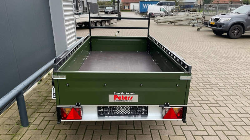 Aanhangwagen van Peters met stevige groene constructie.