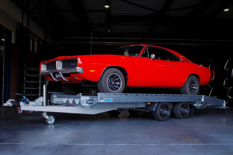 Vintage rode auto op transportwagen.