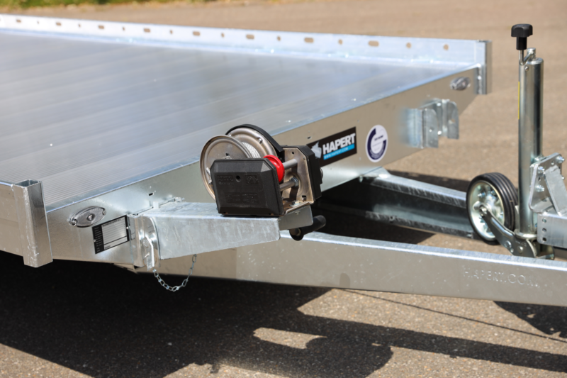 Aanhanger met elektrische koppeling en stabilisator voor veilig transport.